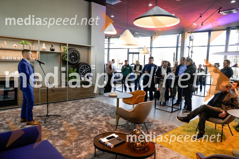 Srečanje v prenovljenem salonu AutoWallis Ljubljana