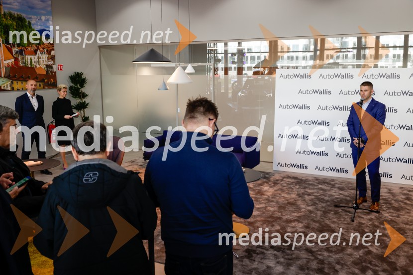 Srečanje v prenovljenem salonu AutoWallis Ljubljana