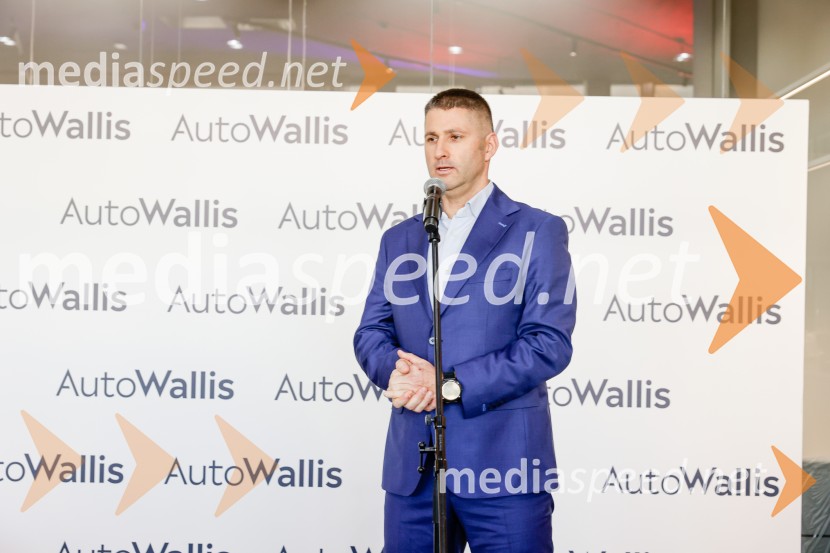 Srečanje v prenovljenem salonu AutoWallis Ljubljana