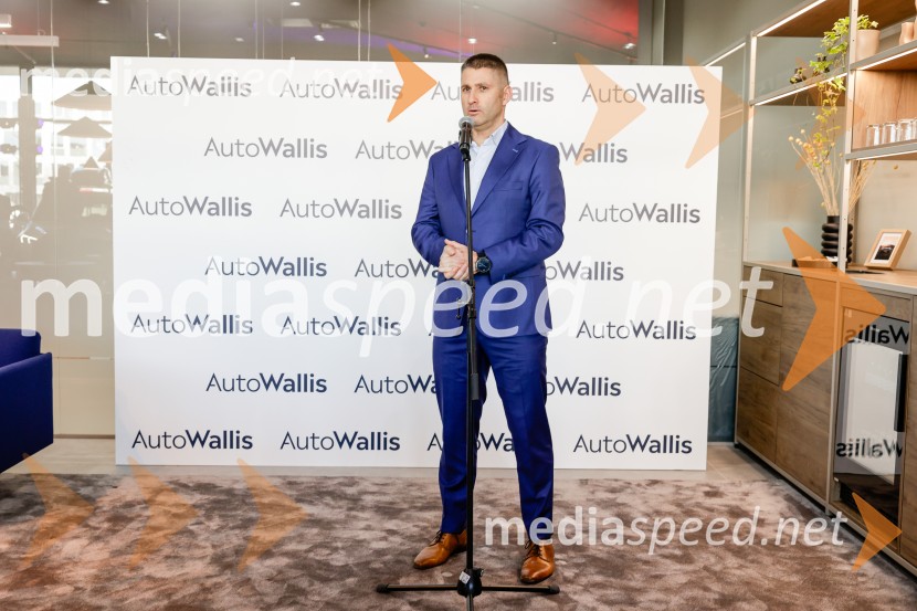 Srečanje v prenovljenem salonu AutoWallis Ljubljana