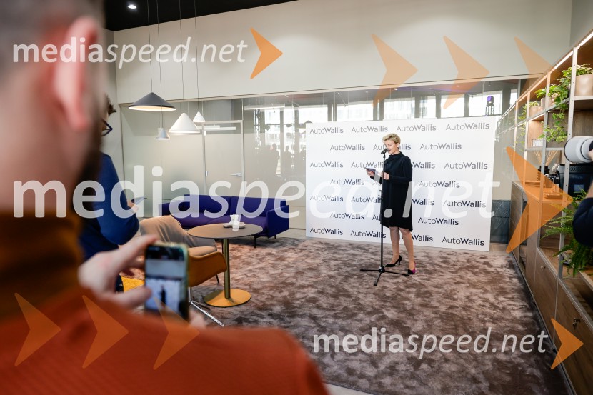 Srečanje v prenovljenem salonu AutoWallis Ljubljana