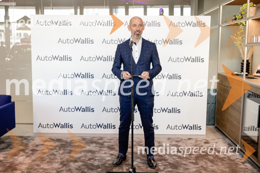Srečanje v prenovljenem salonu AutoWallis Ljubljana