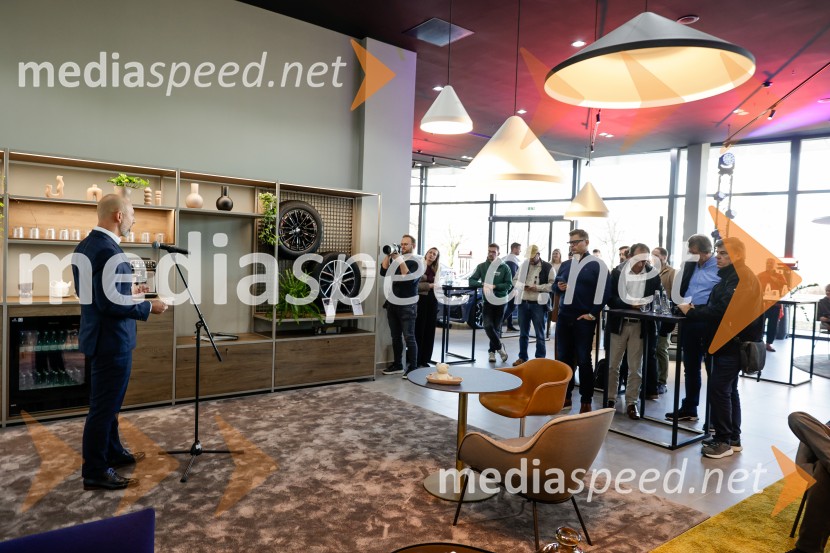 Srečanje v prenovljenem salonu AutoWallis Ljubljana