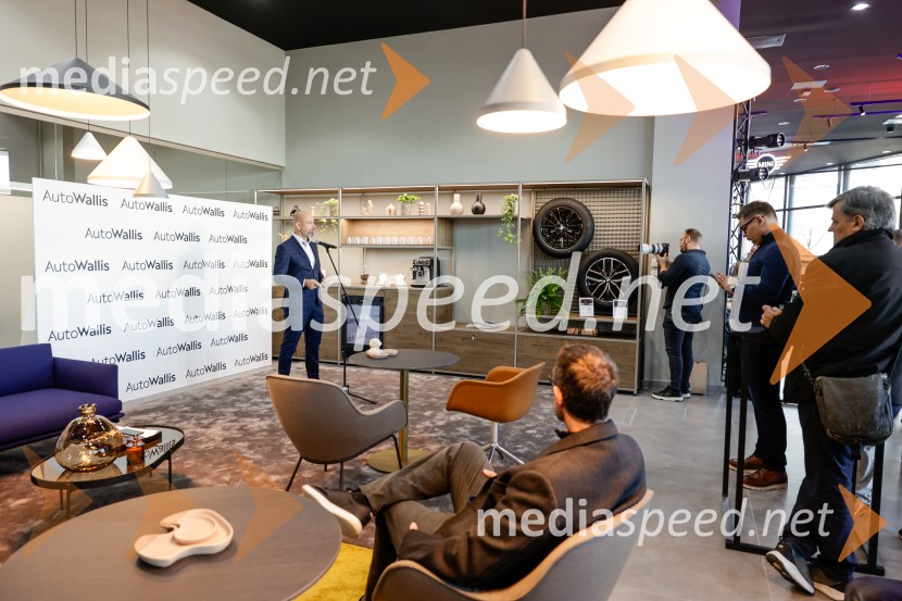 Srečanje v prenovljenem salonu AutoWallis Ljubljana