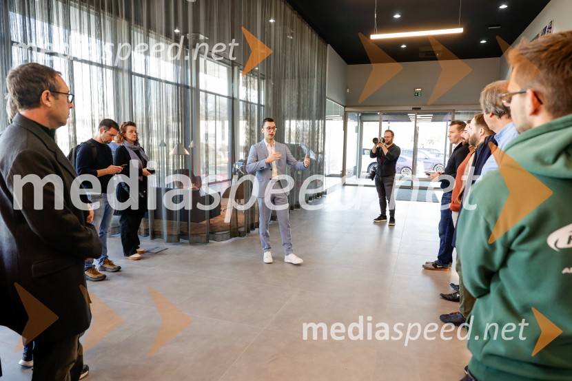 Srečanje v prenovljenem salonu AutoWallis Ljubljana