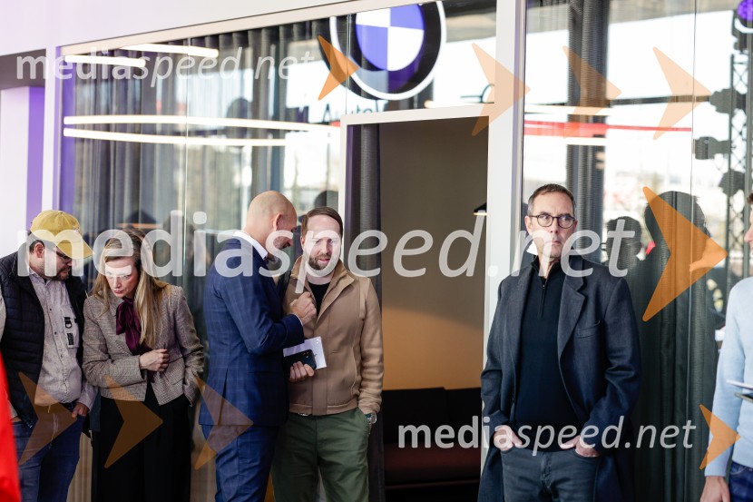 Srečanje v prenovljenem salonu AutoWallis Ljubljana