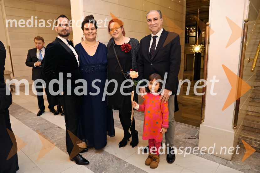  Jaro Ješe, scenograf;  Alja Pušič, glasbenica;  ... ;  ... ;  ... Opera Blühen (Razcvet), premiera