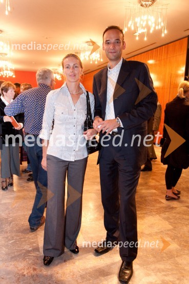Sandi Salkič, vodja službe za odnose z javnostmi pri Petrolu in podpredsednik PRSS (Slovensko društvo za odnose z javnostmi) in njegova soproga MojcaReklame, seks in požrtija, premiera v MGL