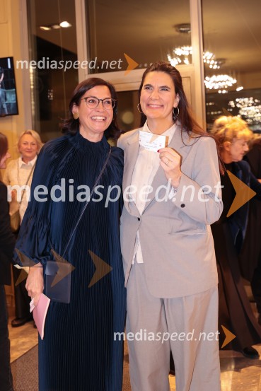  Simona  Belle, služba za stike z javnostmi MGL;  Manca Dorrer, igralkaFantazijska satira Zmaj, premiera MGL