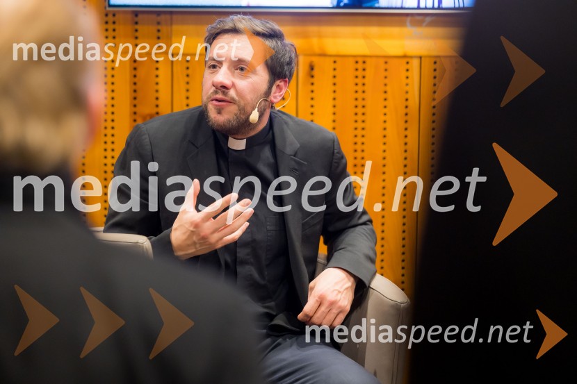 Martin Golob gost v skednju Škrabčeve domačije