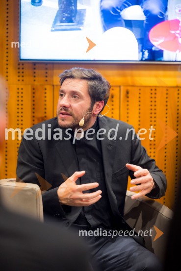 Martin Golob gost v skednju Škrabčeve domačije