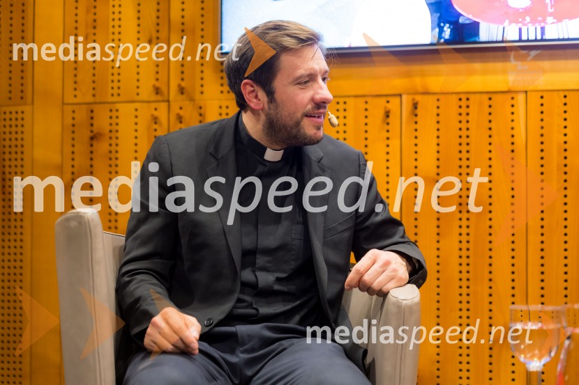 Martin Golob gost v skednju Škrabčeve domačije