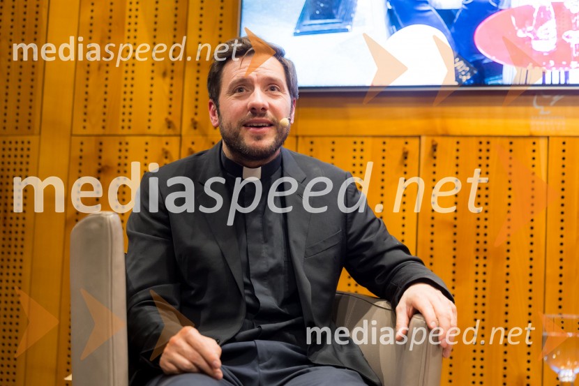 Martin Golob gost v skednju Škrabčeve domačije