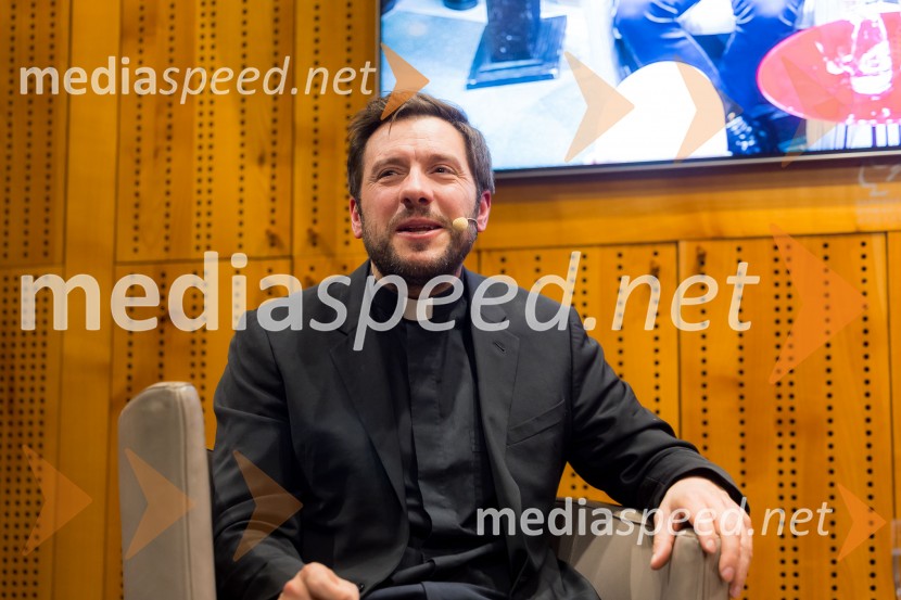 Martin Golob gost v skednju Škrabčeve domačije