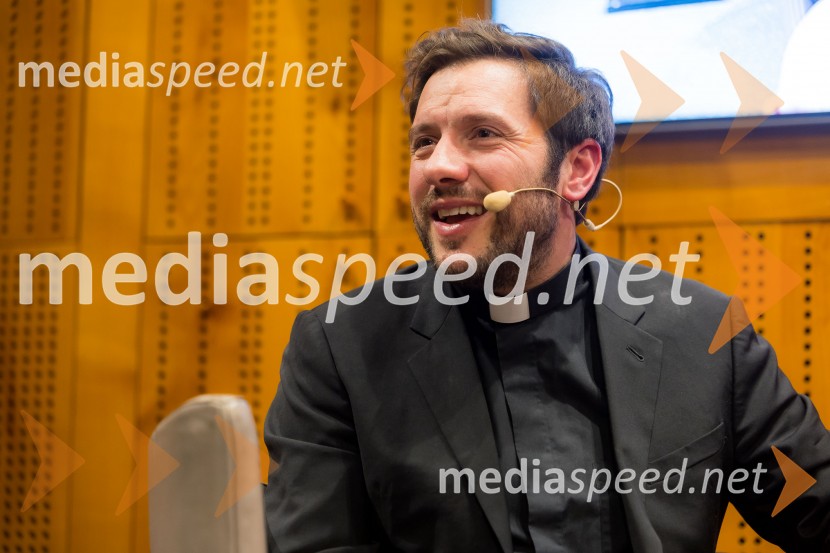 Martin Golob gost v skednju Škrabčeve domačije