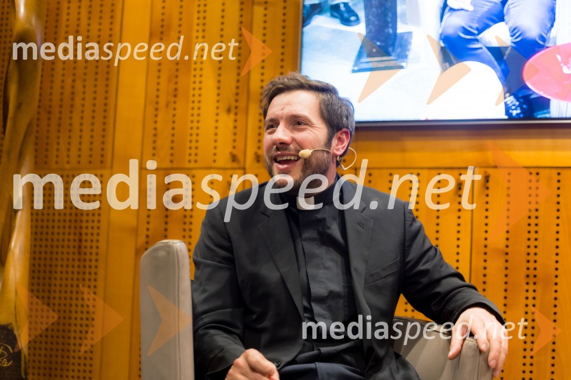 Martin Golob gost v skednju Škrabčeve domačije