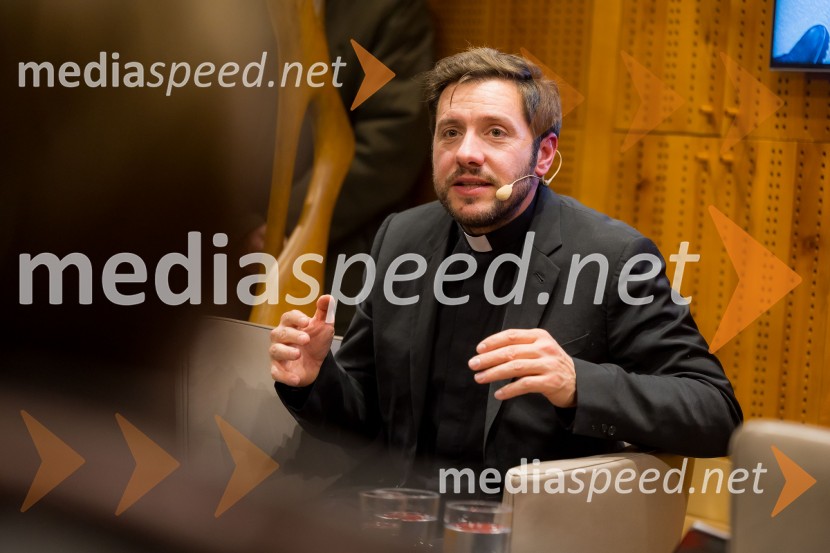 Martin Golob gost v skednju Škrabčeve domačije