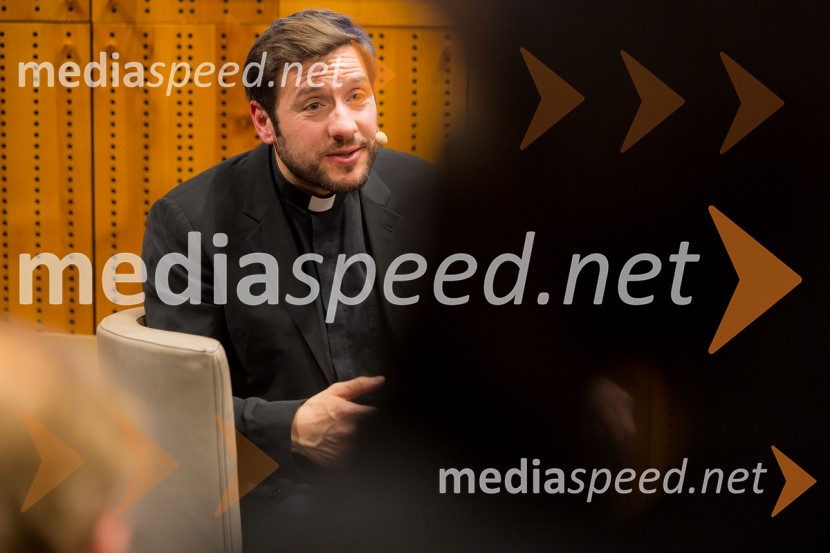 Martin Golob gost v skednju Škrabčeve domačije