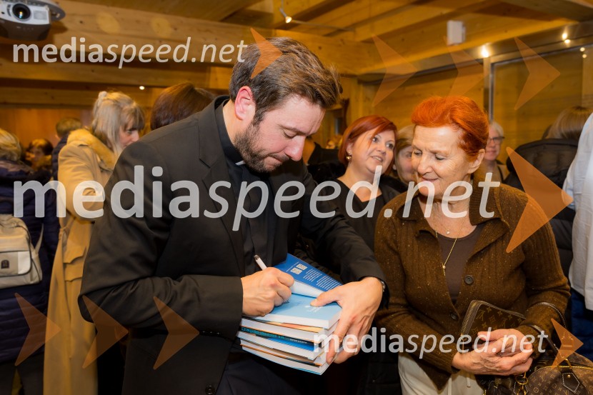 Martin Golob gost v skednju Škrabčeve domačije