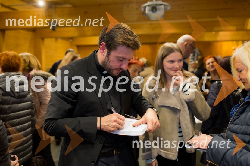 Martin Golob gost v skednju Škrabčeve domačije