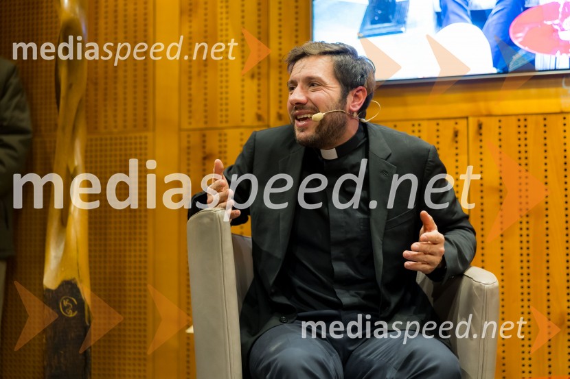 Martin Golob gost v skednju Škrabčeve domačije