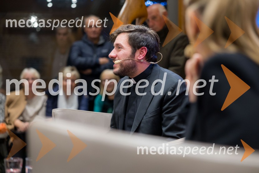 Martin Golob gost v skednju Škrabčeve domačije