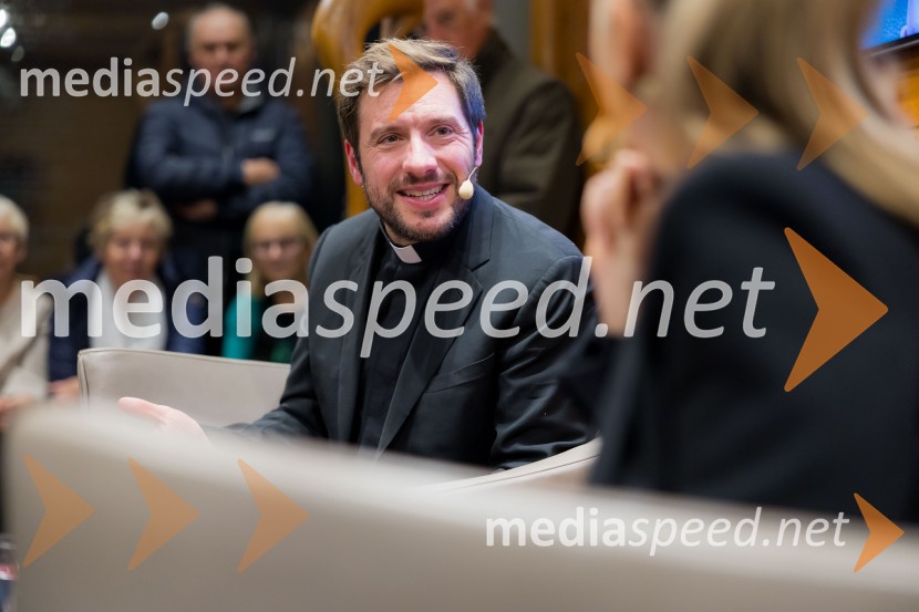 Martin Golob gost v skednju Škrabčeve domačije