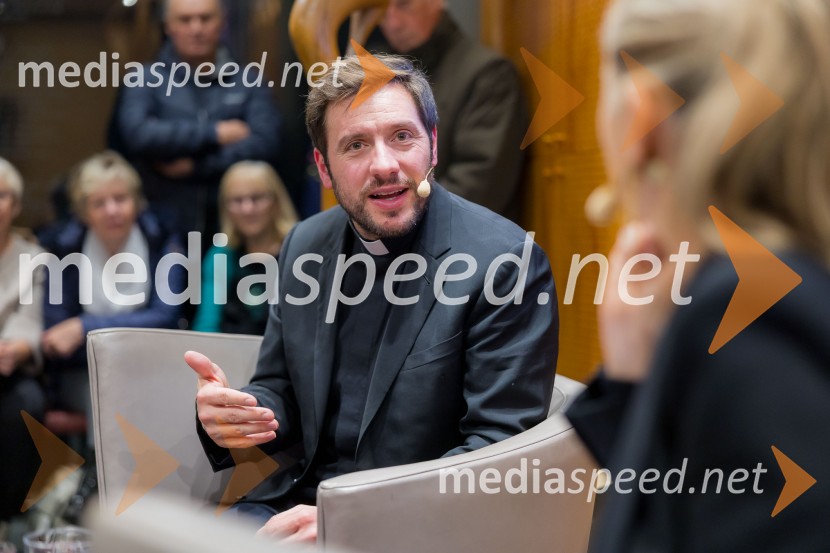 Martin Golob gost v skednju Škrabčeve domačije