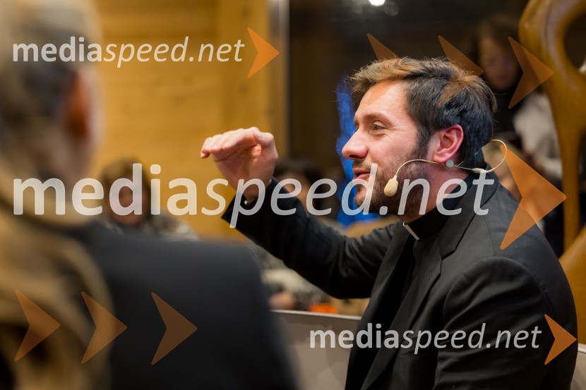 Martin Golob gost v skednju Škrabčeve domačije