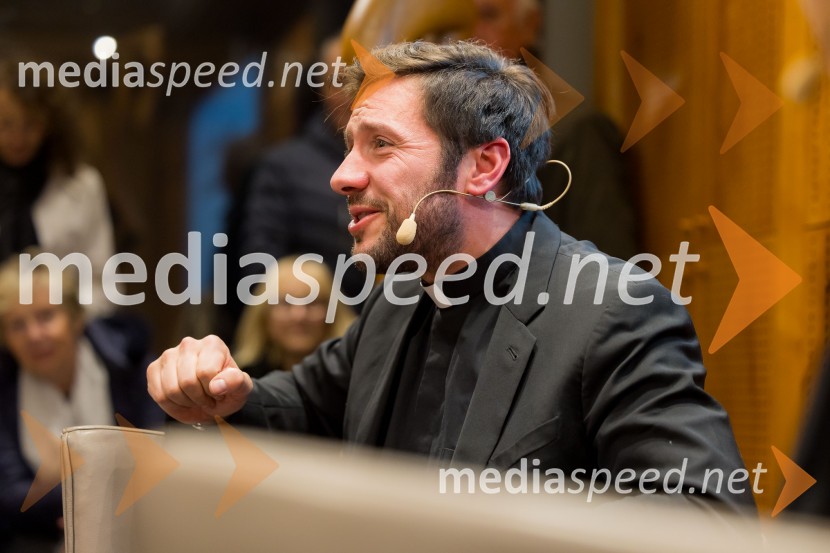 Martin Golob gost v skednju Škrabčeve domačije