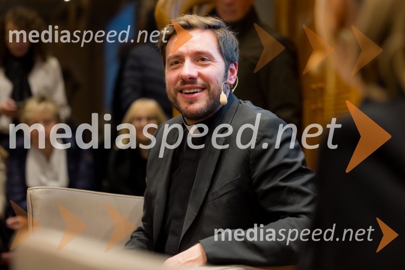 Martin Golob gost v skednju Škrabčeve domačije