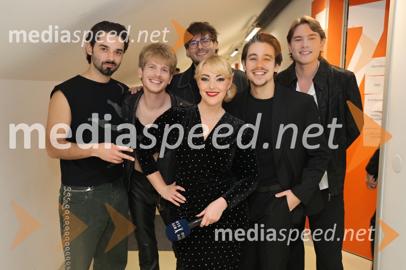  Jan  Peteh, Joker Out;  Jure Maček,  Joker Out;  Nace  Jordan, Joker Out;  Tjaša  Platovšek, voditeljica in urednica, RTV SLO;  Bojan Cvjetićanin, Joker Out;  Kris  Guštin, Joker OutSilvestrski pozdrav 2025, snemanje oddaje v Dvorani Tabor