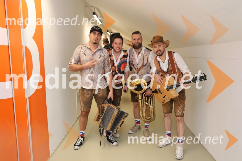  Blaž Jenkole, skupina Fehtarji;  Domen Kovač, skupina Fehtarji;  Samo Kališnik, skupina Fehtarji;  Matic Plevel, skupina FehtarjiSilvestrski pozdrav 2025, snemanje oddaje v Dvorani Tabor