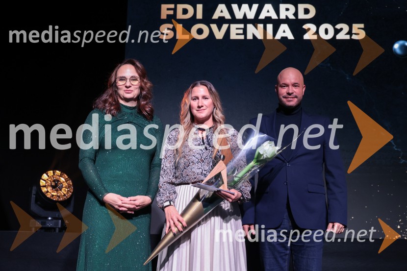  Tamara Zajec Balažič, direktorica, SPIRIT Slovenija;  ... ;  Matevž Frangež, državni sekretarSlovenija podelila nagrade najboljšim tujim investitorjem 2025