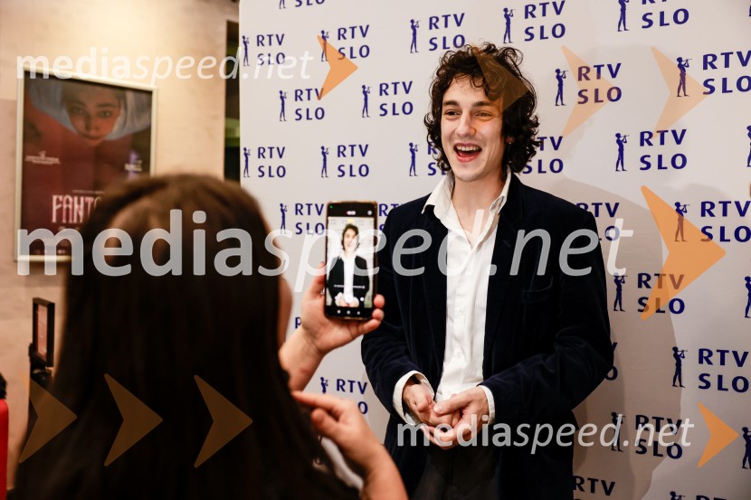 Smrdljivci, premira slovenske mladinske serije