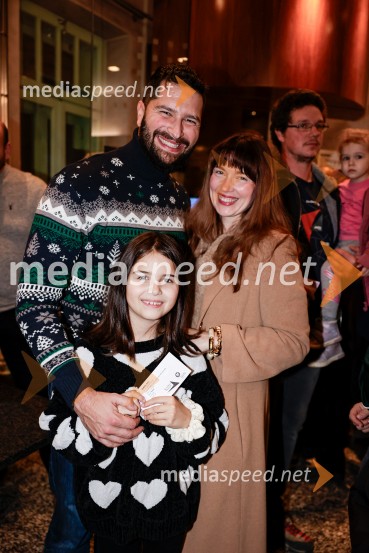  Uroš Bitenc, moderator, vplivnež;  Antea Mramor Bitenc, igralka, voditeljica;  Ula Sijaj BitencSmrdljivci, premira slovenske mladinske serije