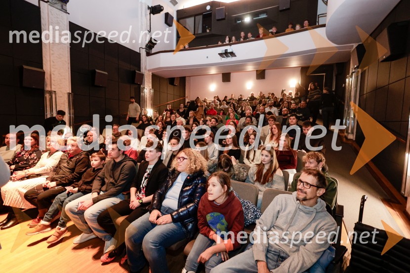 Smrdljivci, premira slovenske mladinske serije