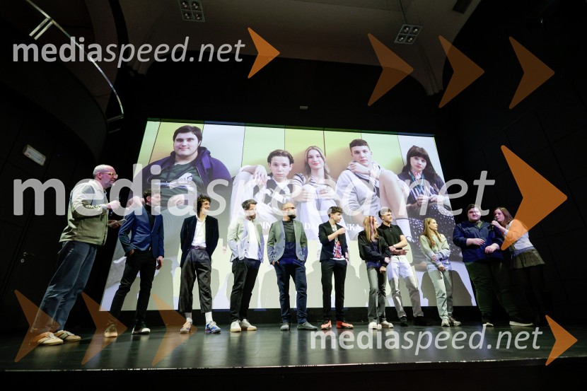 Smrdljivci, premira slovenske mladinske serije