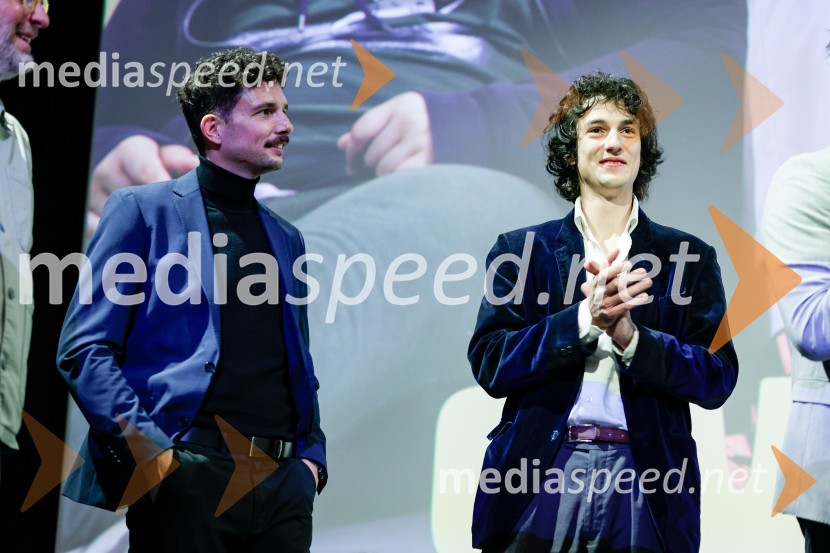 Smrdljivci, premira slovenske mladinske serije