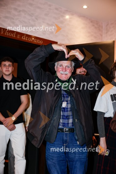 Smrdljivci, premira slovenske mladinske serije