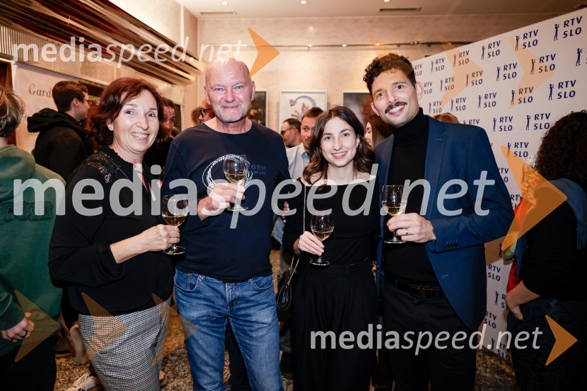 Smrdljivci, premira slovenske mladinske serije