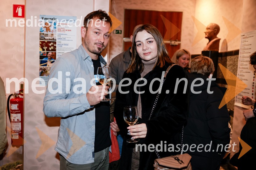 Smrdljivci, premira slovenske mladinske serije