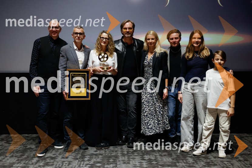 Podelitev druge zlate role za ustvarjalce filma Belo se pere na 90