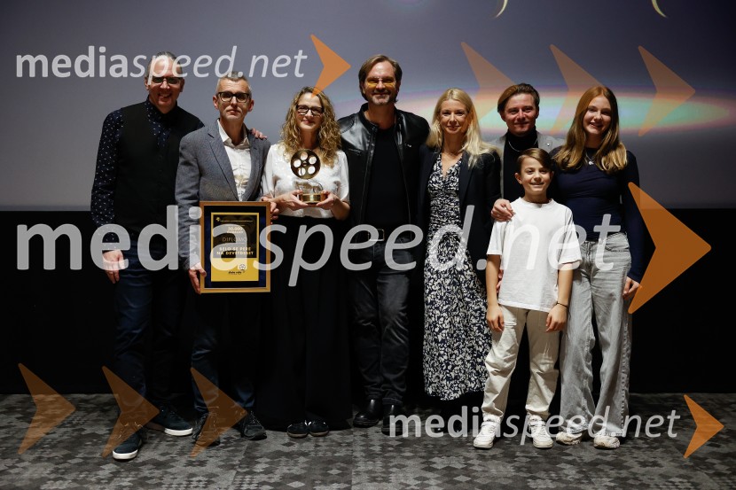 Podelitev druge zlate role za ustvarjalce filma Belo se pere na 90