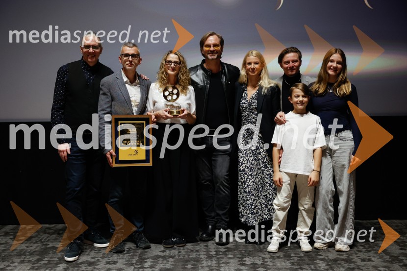 Podelitev druge zlate role za ustvarjalce filma Belo se pere na 90