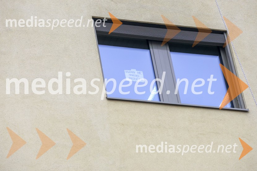 Božički s spustom razveselili otroke na Kliniki za pediatrijo UKC Maribor