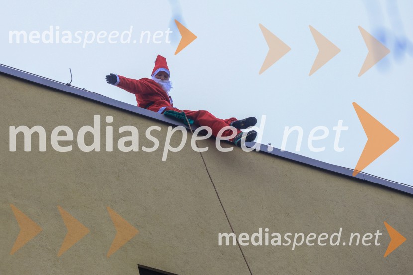 Božički s spustom razveselili otroke na Kliniki za pediatrijo UKC Maribor