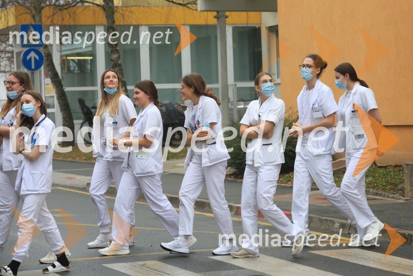 Božički s spustom razveselili otroke na Kliniki za pediatrijo UKC Maribor