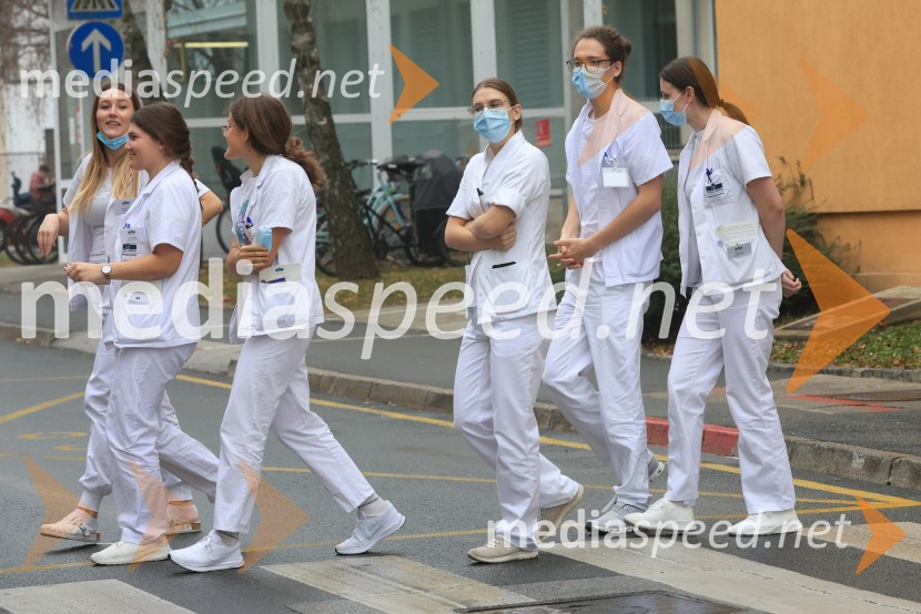 Božički s spustom razveselili otroke na Kliniki za pediatrijo UKC Maribor