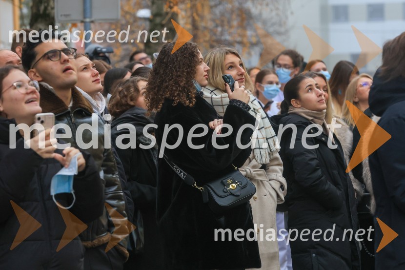 Božički s spustom razveselili otroke na Kliniki za pediatrijo UKC Maribor
